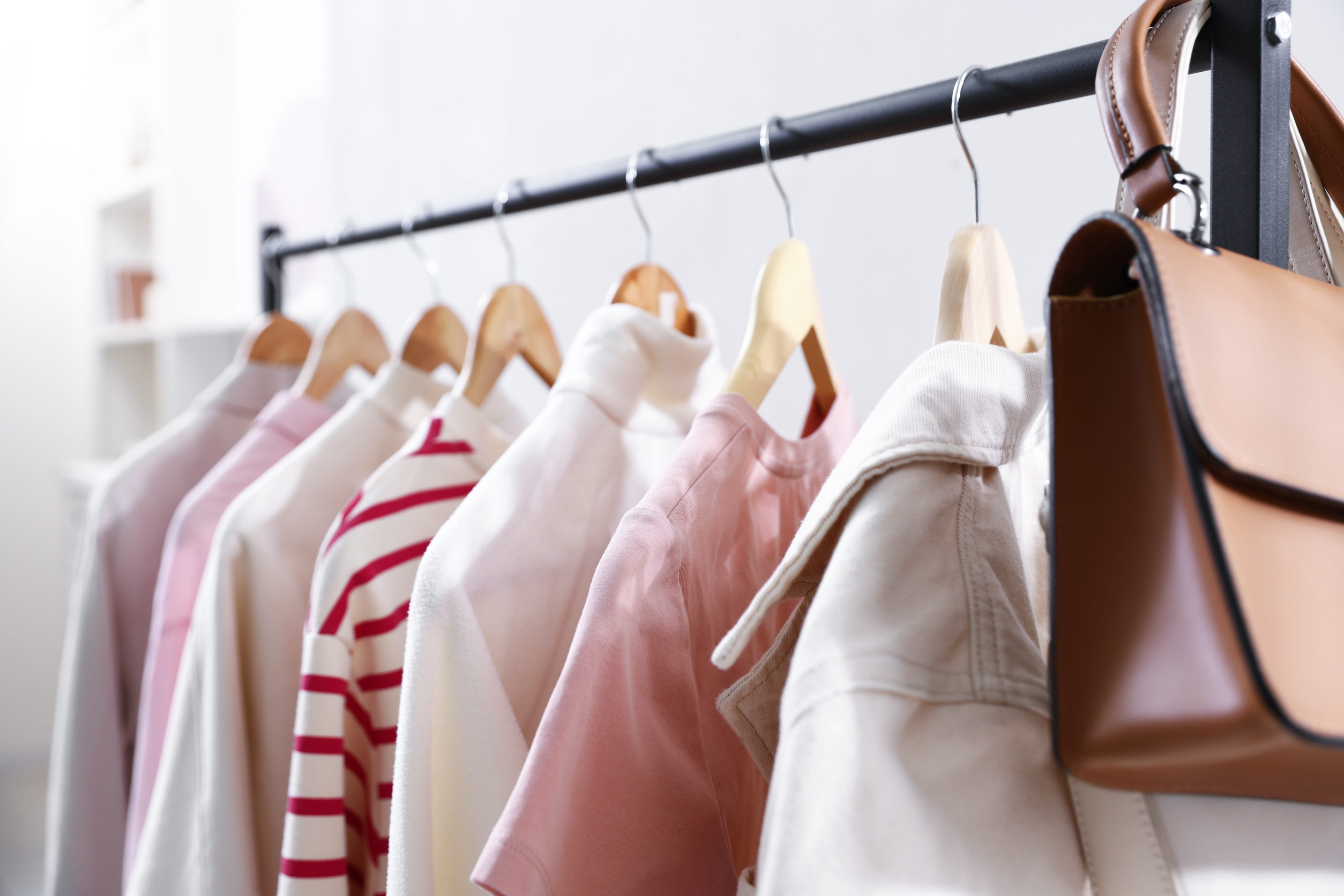 Secondhand Kleidung auf Kleiderstange beim Fashion Event